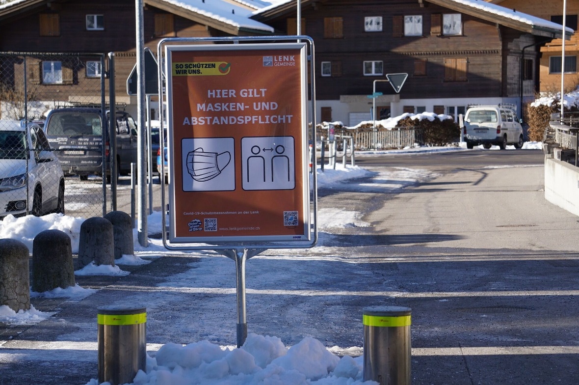 Die Hinweisschilder zur Maskenpflicht im Dorfzentrum können wieder abgebaut werden: Die allgemeine Maskenpflicht wird per 8. März aufgehoben, die BAG-Regeln gelten weiter.