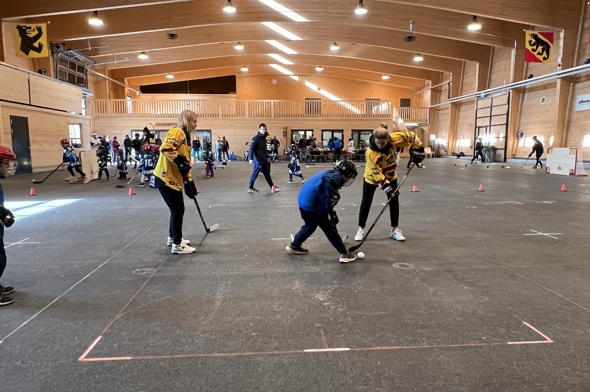 Die Hockeyprofis und die Jugendlichen schenkten sich nichts beim Match.