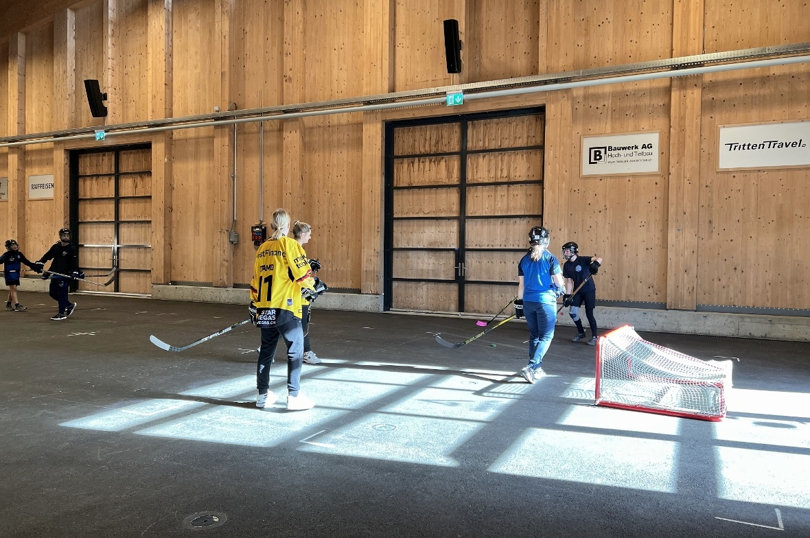 Die Hockeyprofis und die Jugendlichen schenkten sich nichts beim Match.