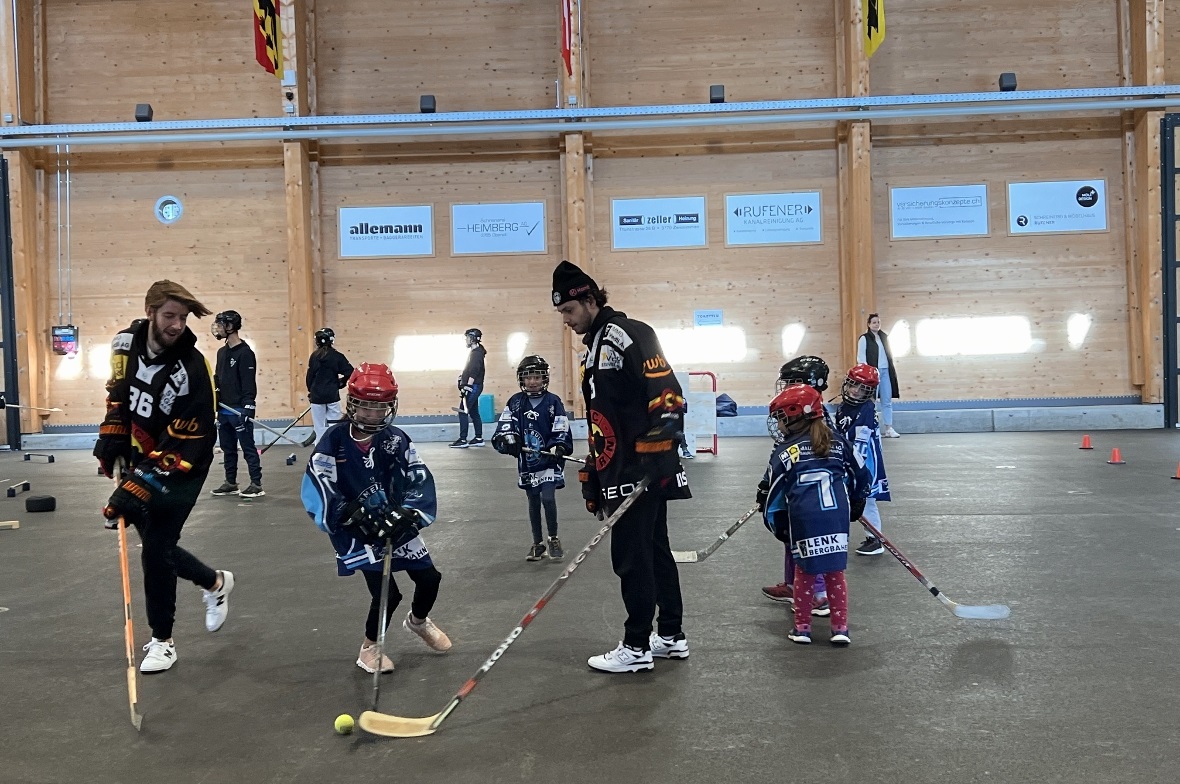 Die Hockeyprofis und die Jugendlichen schenkten sich nichts beim Match.