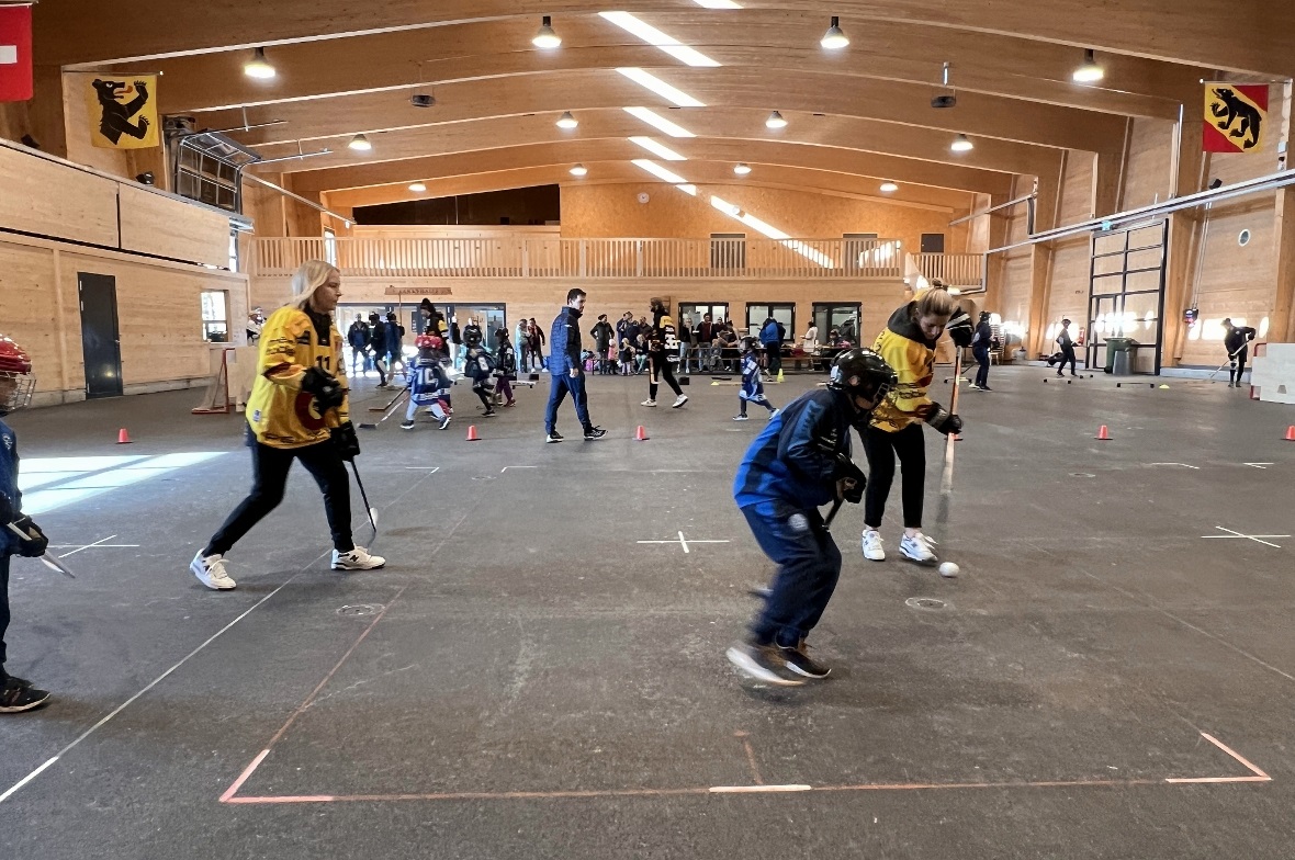Die Hockeyprofis und die Jugendlichen schenkten sich nichts beim Match.