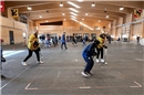Die Hockeyprofis und die Jugendlichen schenkten sich nichts beim Match.