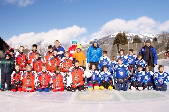 Die Hockeyschüler der beiden Clubs EHC L-Z und HC GSL.