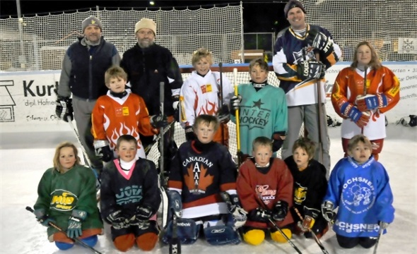 Die Hockeyschüler mit Trainer und Assistenten. Hinten: Shanahan Jutzi, Sebastian Hofstetter, Maxim Feist, Dianne Keller. Vorne: Aaron Trachsel, Luca Siegfried, Sven Lörtscher, Yannik Vorderegger, Joshua Trachsel, Sedin Jutzi.