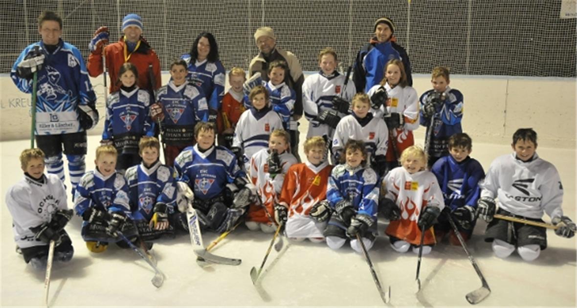Die Hockeyschüler und Trainer des EHC Lenk-Zweisimmen.