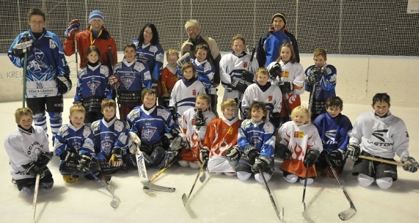 Die Hockeyschüler und Trainer des EHC Lenk-Zweisimmen.