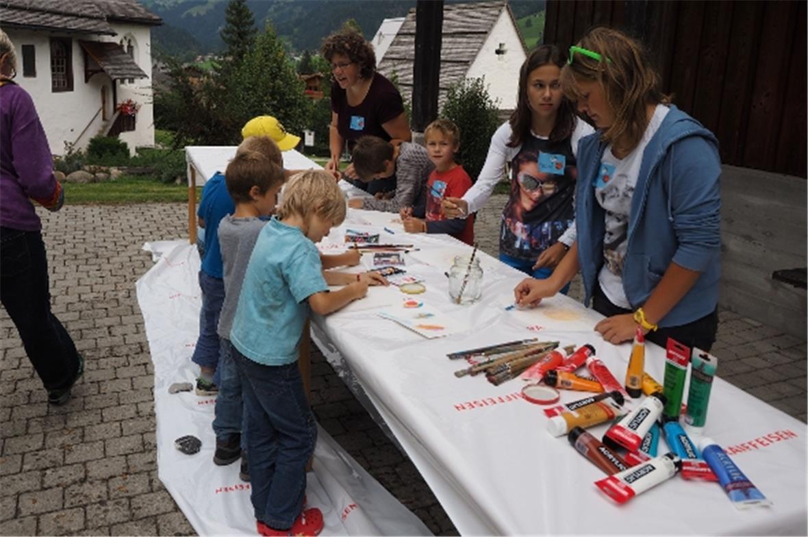 Die Hörner wurden vor dem Zusammenbasteln farbenfroh angemalt und geschmückt.