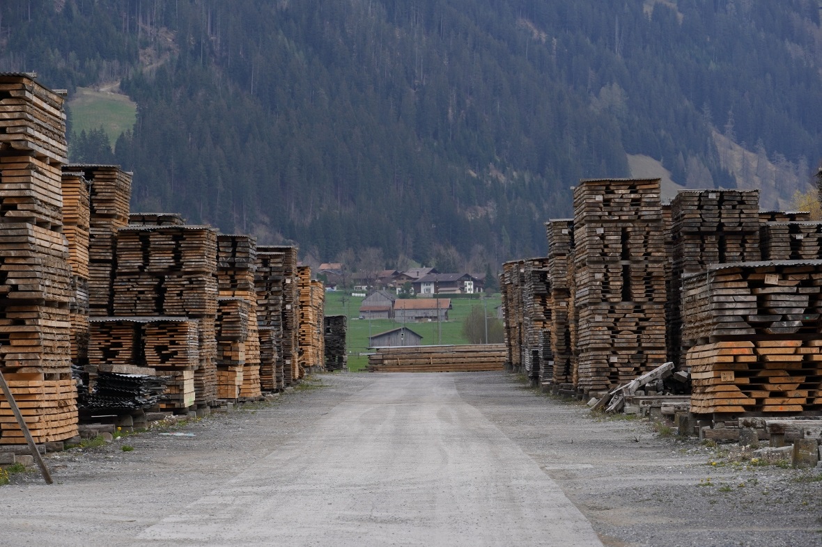 Die Holzlager sind nicht mehr überall so gut gefüllt, wie hier in St. Stephan be...