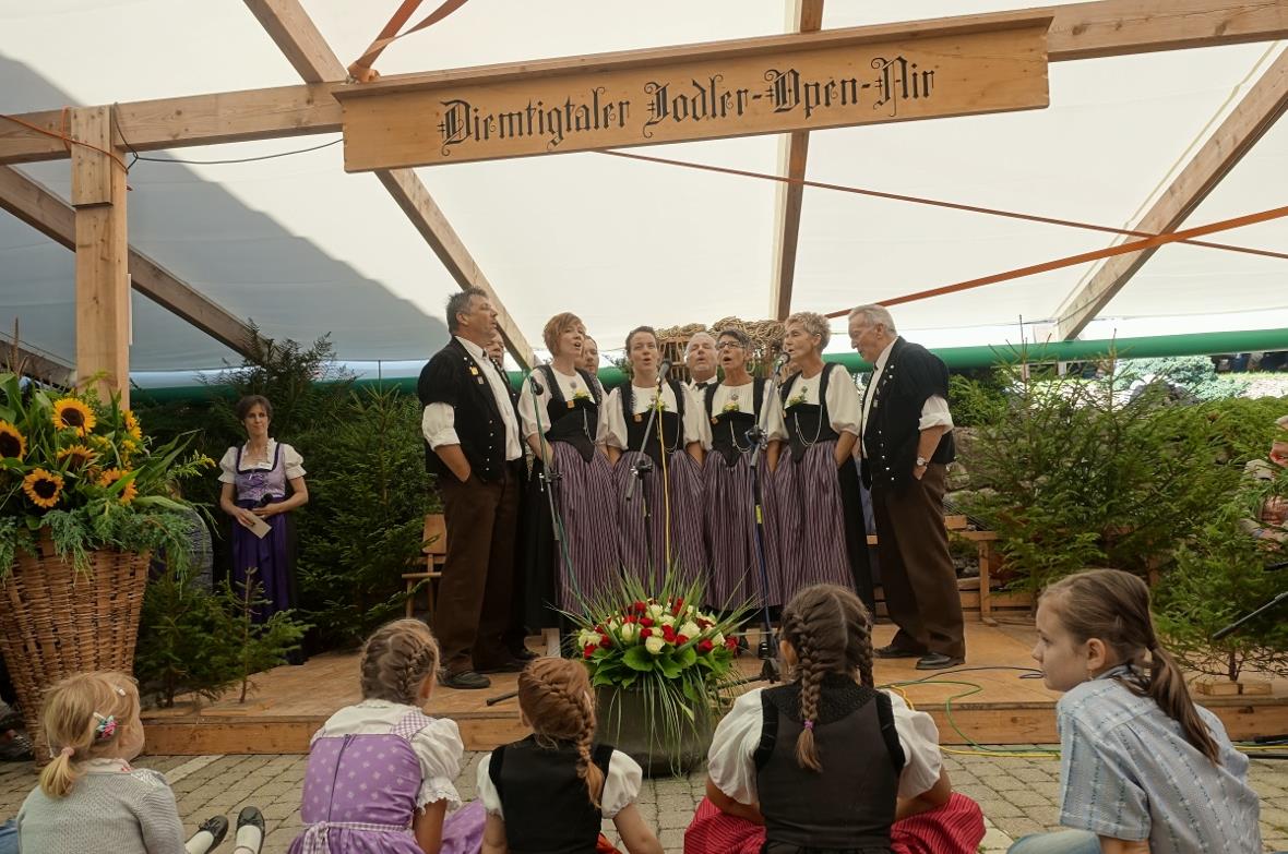Die Horejodler Diemtigtal erfreuten anlässlich ihres Doppel-Jubiläums gross und ...