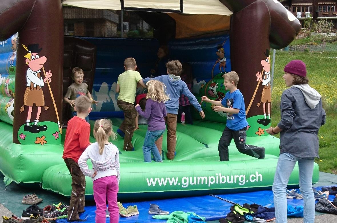 Die Hüpfburg begeisterte die vielen Kinder.