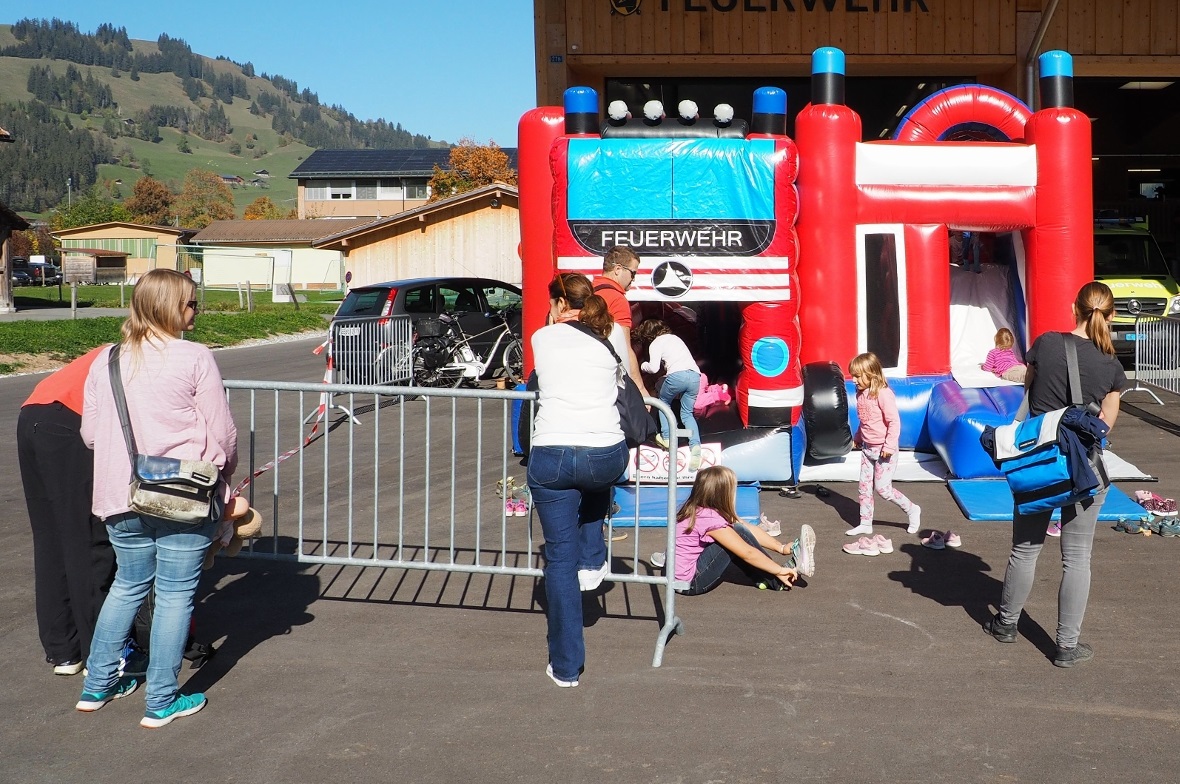 Die Hüpfburg in Form eines Feuerwehrautos zieht die Kinder sofort magisch an.