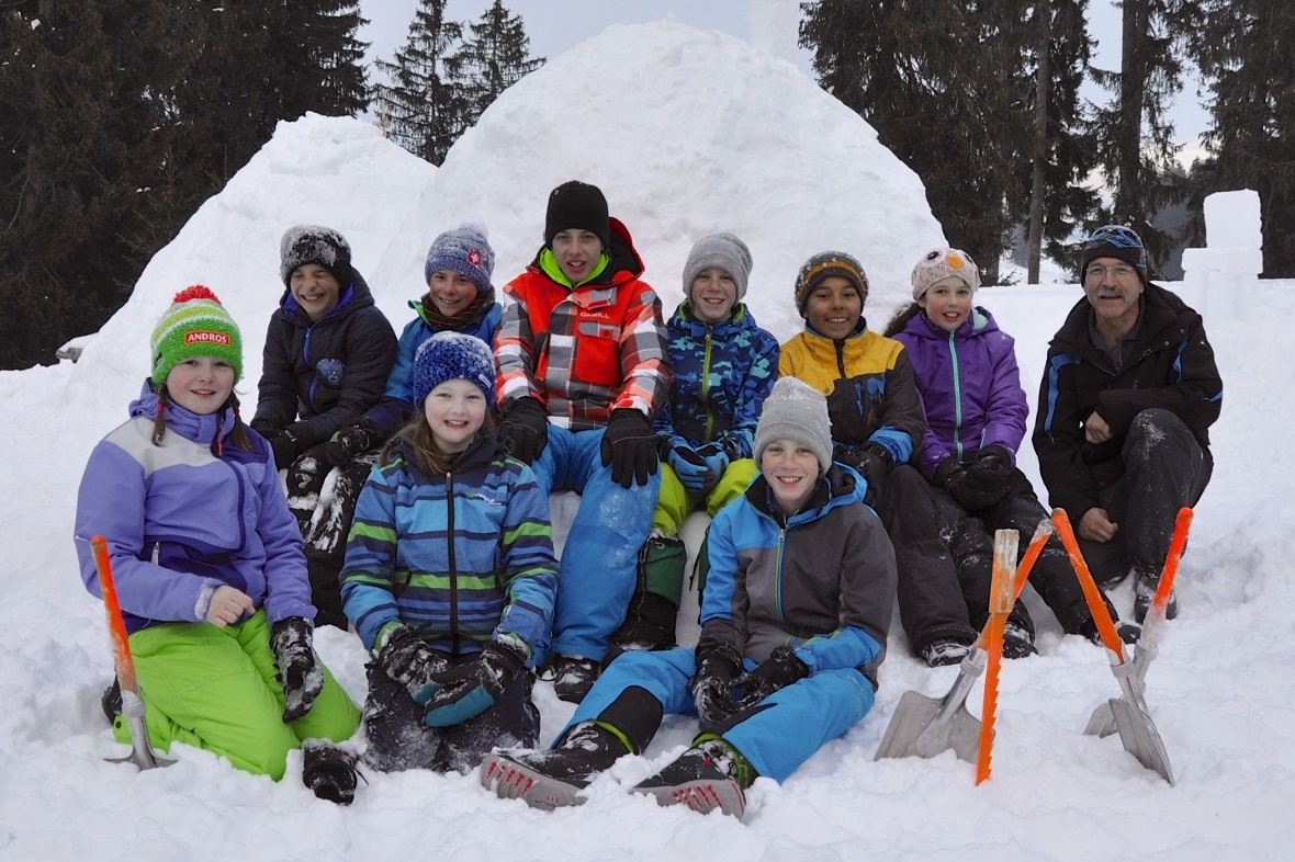 Die Iglubauer vor vollendetem Werk mit Res Ruprecht.