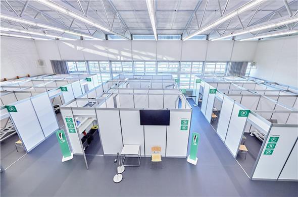 Die Impfkabinen im Impfzentrum Bern Wankdorf von oben.