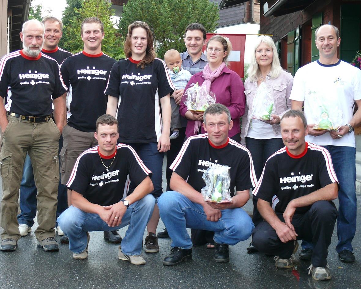 Die Innovativen: Peter Bühler, Walter Tschabold, Roland Knutti, Monika Schütz sowie kniend Res Teuscher, Andreas Brügger, Bernhard Reusser (12 Mitarbeiter umfassendes Scher-Team Erlenbach); Roland und Cornelia Gübeli mit Sandro (Bäckerei/Lebensmittel Gübeli, St. Stephan); Dr. med. Monika Schürch (neue Arztpraxis Därstetten); Daniel Dumont (OK Oberl. Turnfest 2009 in Zweisimmen).