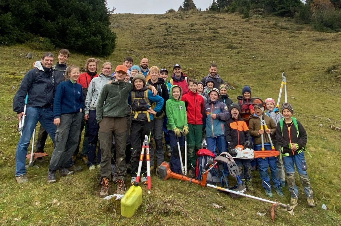 Schwenten der JO Alpin Zweisimmen Die JO Alpin Zweisimmen war zur Streckenpflege am Rinderberg unterwegs.
