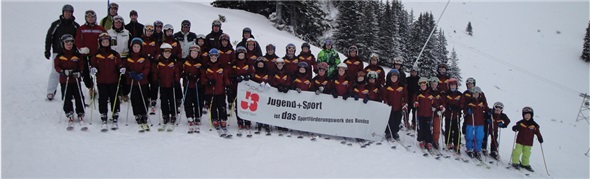 Die JO-Kinder sind stolz auf die schönen Valiant-Jacken, im Hintergrund die Trainer.