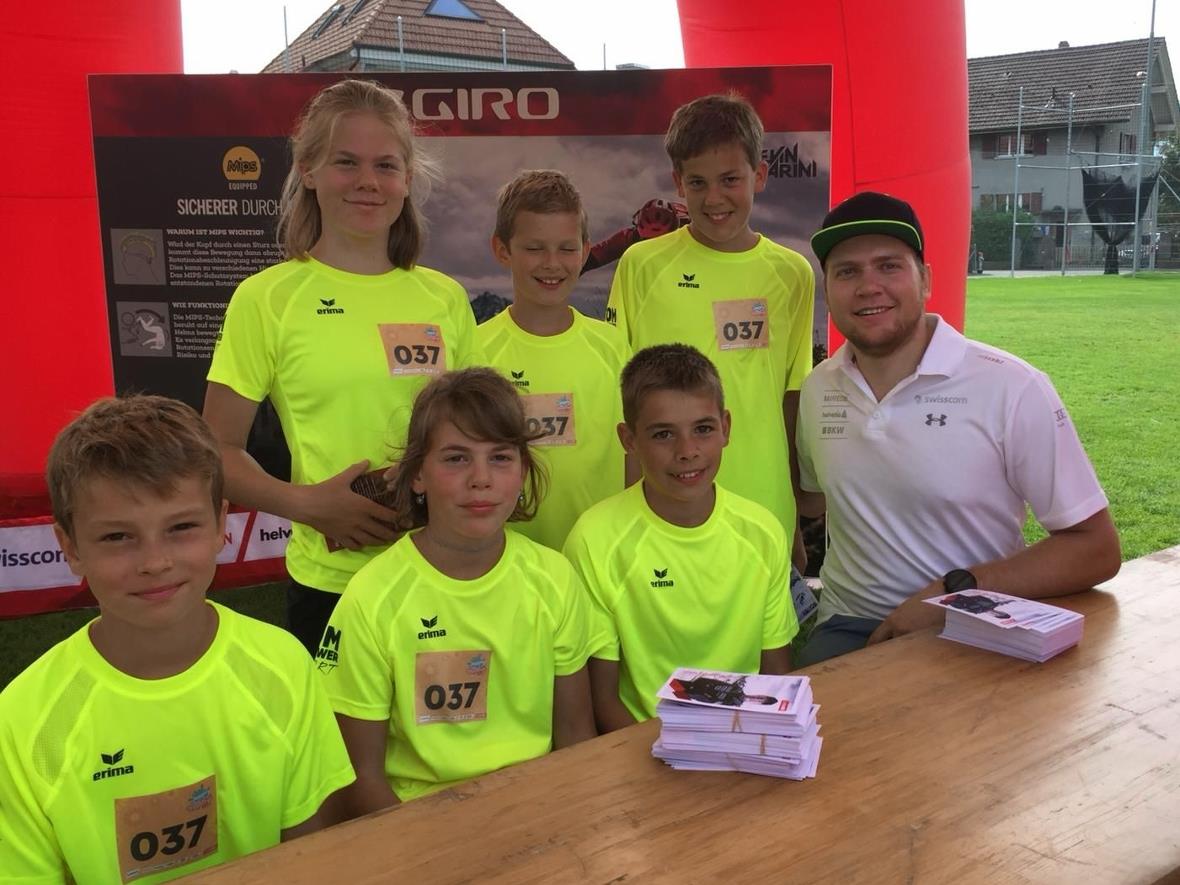 Die JO Zweisimmen mit dem Lauberhornsieger Niels Hintermann.