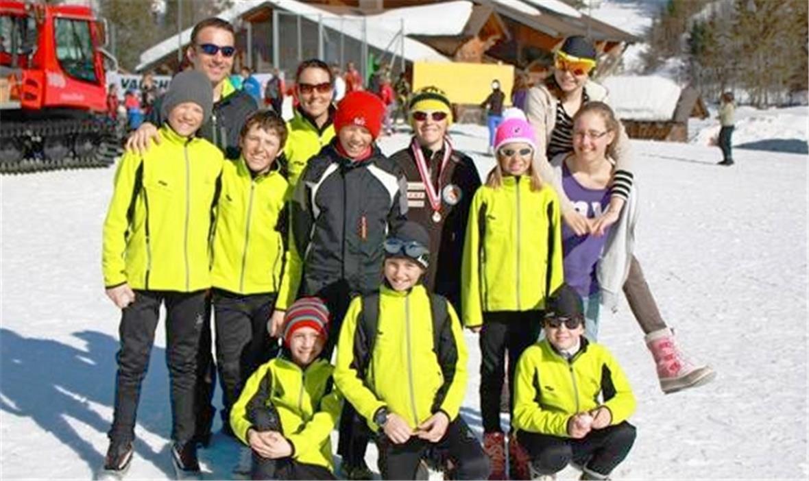 Die JO-ler mit den Trainern Silvia Kronegg und Gian Reto Freidig.