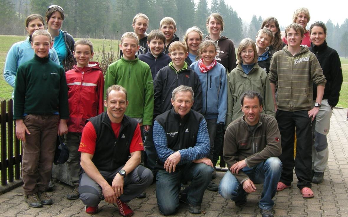 Die JO verabschiedet ihren Trainer Ernst Beetschen (unten Mitte).