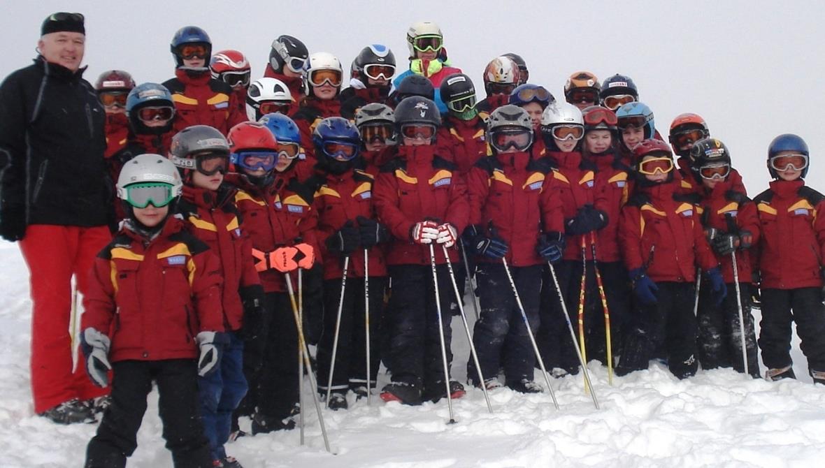 Die JOler präsentieren die Valiant-Jacken. Links: Sponsor Werner Ziörjen.