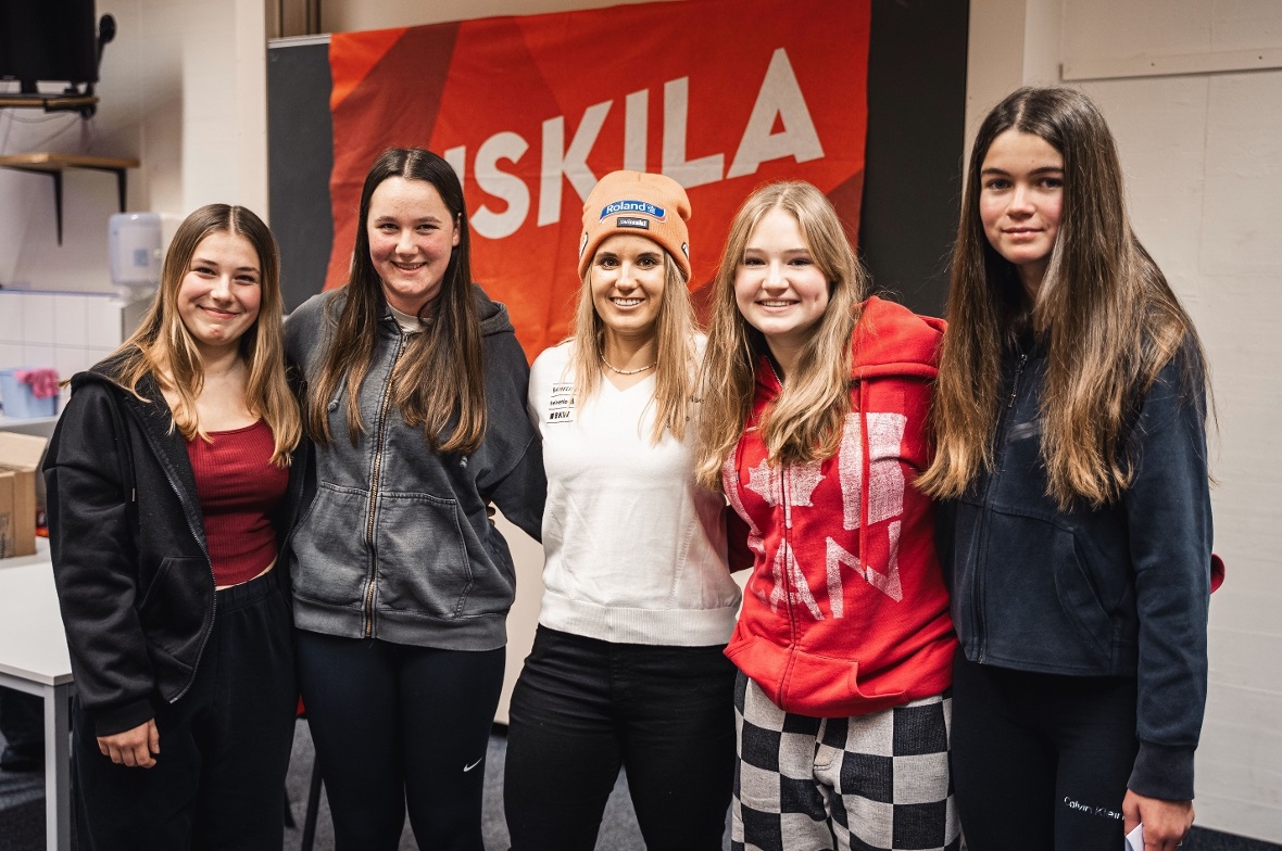 Das JUSKILA wurde mit Freude und Sportsgeist eröffnet und durchgeführt Die JUSKILA-Mädchen genossen den Besuch der Skirennfahrerin Joana Hählen.