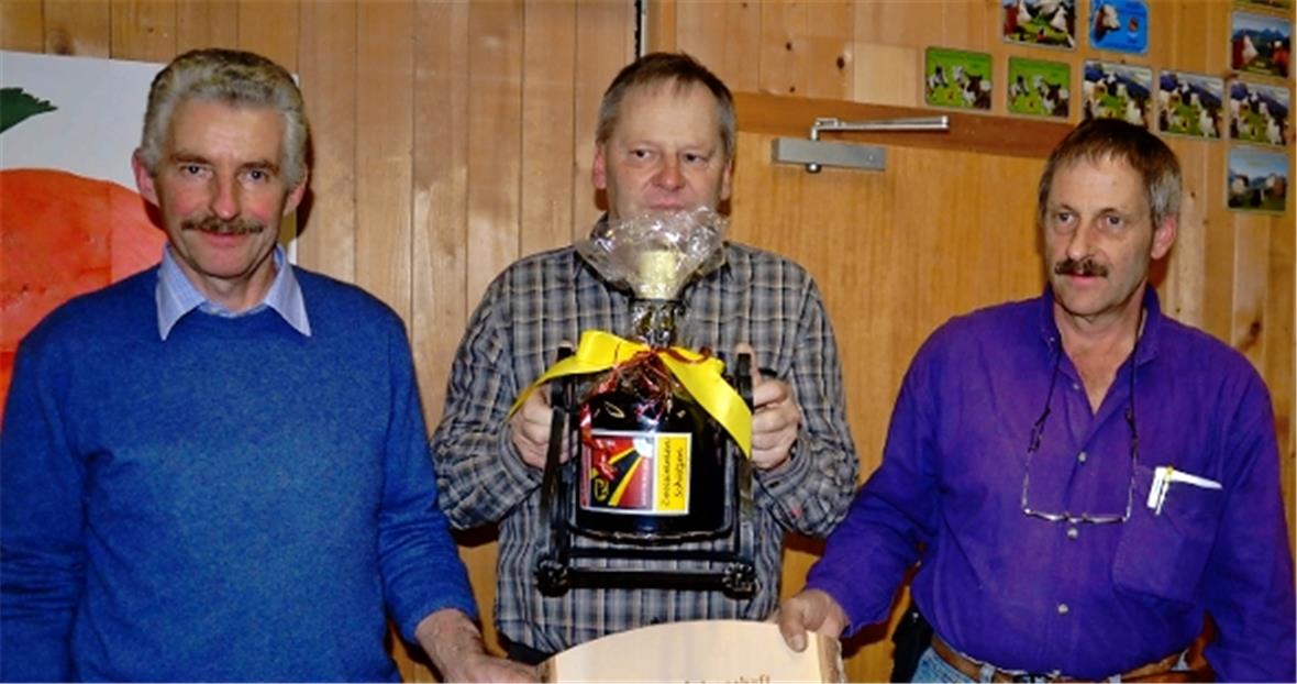 Die Jahresmeisterschaft 2012 der Zweisimmen-Schützen ist entschieden. Sieger Peter Aegerter (Mitte) flankiert von Hanspeter Durand (links) und Urs Feuz (rechts), die ex aequo Platz zwei belegen.