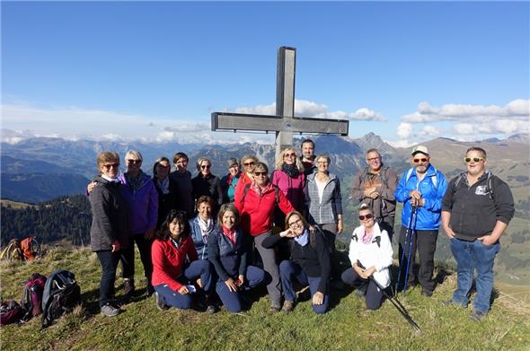 Die Jodelkursteilnehmenden genossen mit Ueli (Dritter von rechts) und Martina Moor (Vierte von links) die einzigartige Rundsicht vom Flöschhorn aus.