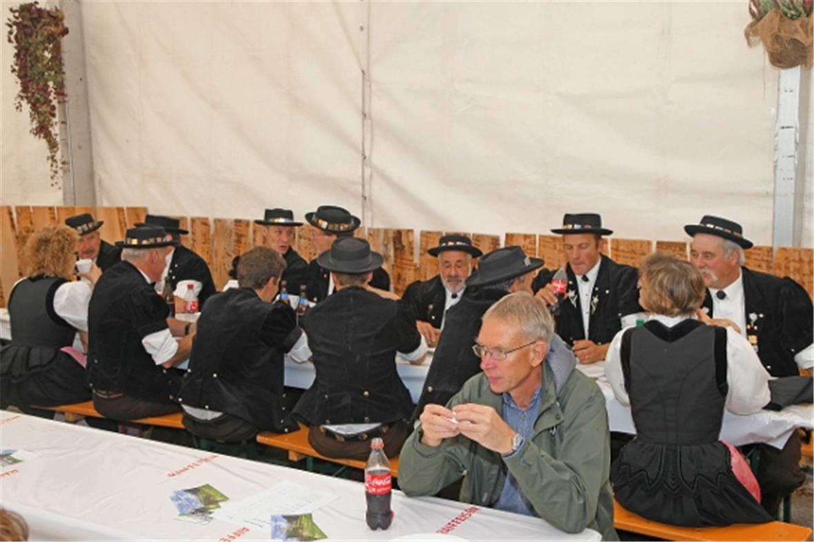 Die Jodler unter sich im Festzelt