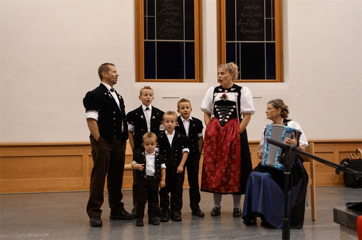 «Wienäs chliis Jodlerfescht ar Lengg» Die Jodlerfamilie Schmid aus Zweisimmen sang in Begleitung von Margrit Dubi.