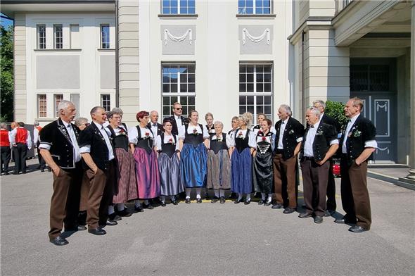 Die Jodlergruppe Schwenden hielt ein spontanes Ständli vor dem Casino Zug – zur grossen Freude aller Anwesenden und Vorbeispazierenden.