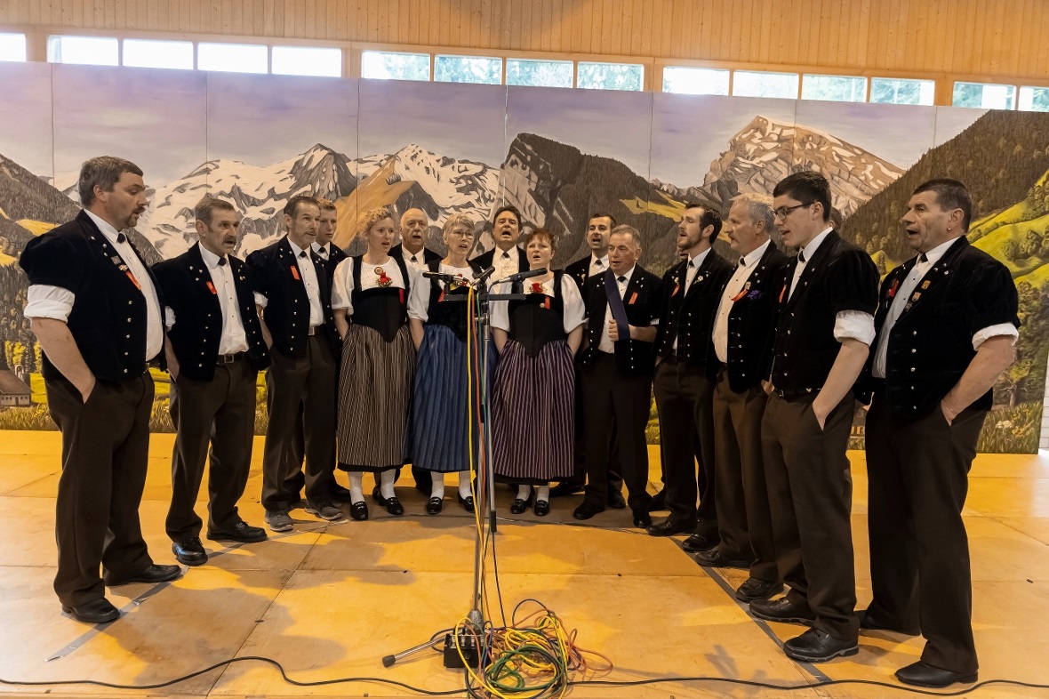 Die Jodlergruppe Schwenden unter der Leitung von Barbara Wyss sang, «Z Läbä gnie...