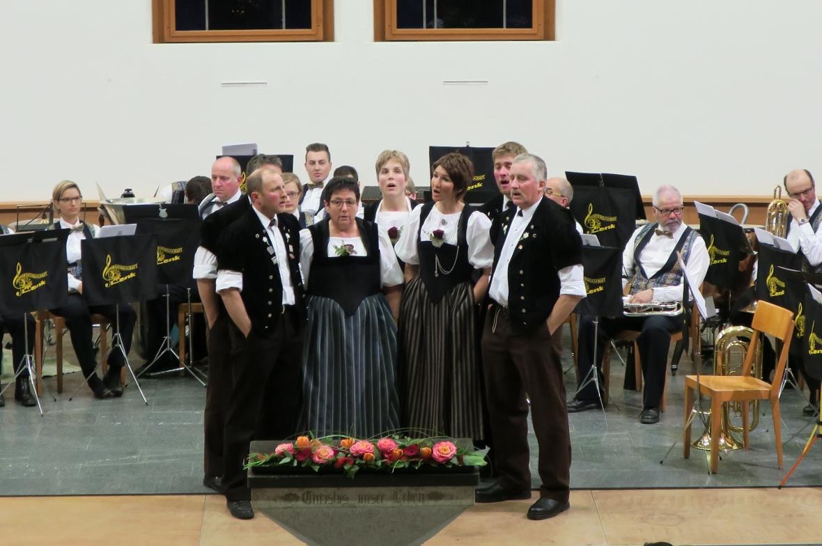 Die Jodlerinnen und Jodler bei ihrer Darbietung 