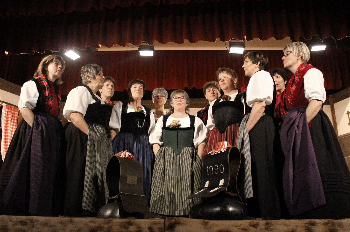 Die Jodlerinnengruppe Engelhoore aus dem Haslital glänzte mit einer grossen Bühn...