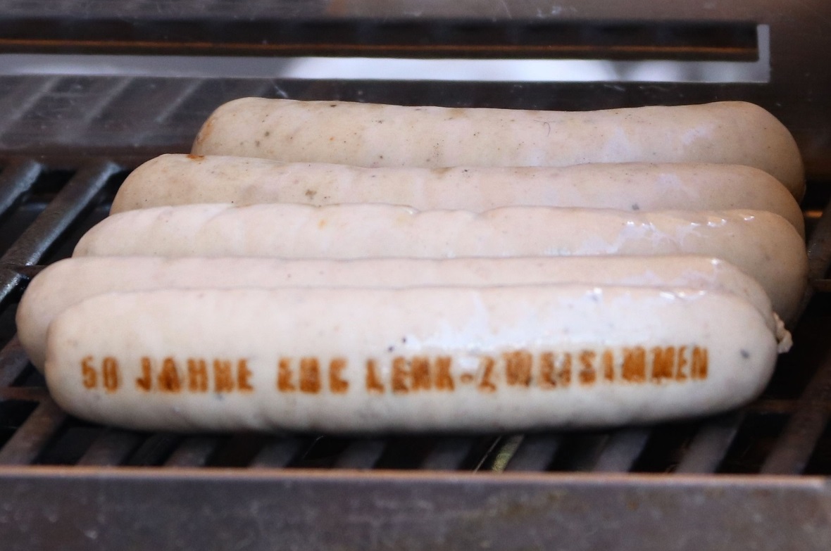 Die Jubiläums-Bratwurst für 50 Jahre EHC Lenk-Zweisimmen