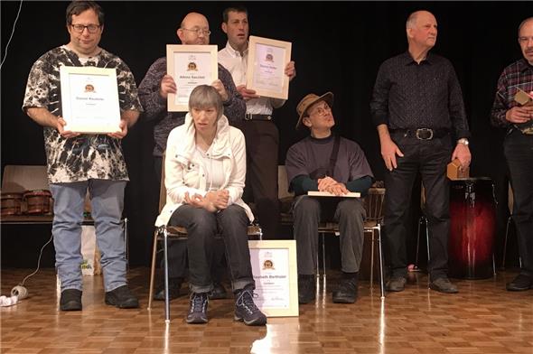 Die Jubilare für 25 Jahre Bergquelle Wohnen und Werken: Daniel Reuteler, Albino Sacchet, Daniel Zeller und Kurt Kunz sowie Elisabeth Bertholet und Urs Bach (sitzend).