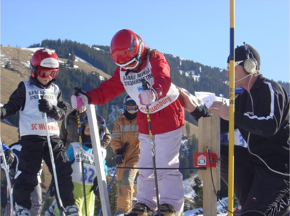 Schülerskirennen der Schule Därstetten Die Jüngsten eröffneten das Rennen. Am Start: Jael Aisics.