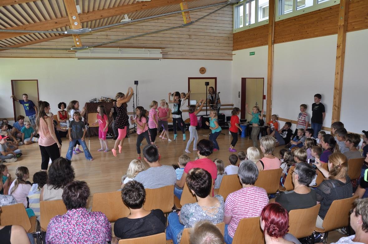 Die Jüngsten geben alles und tanzen wie die Wilden bei der Aufführung vor den El...