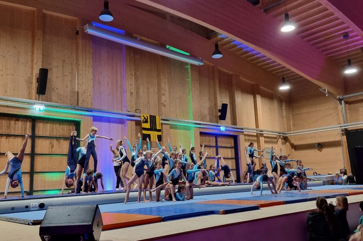 Die Jugendriege Geräteturnen zeigte ein akrobatisches Bodenprogramm.