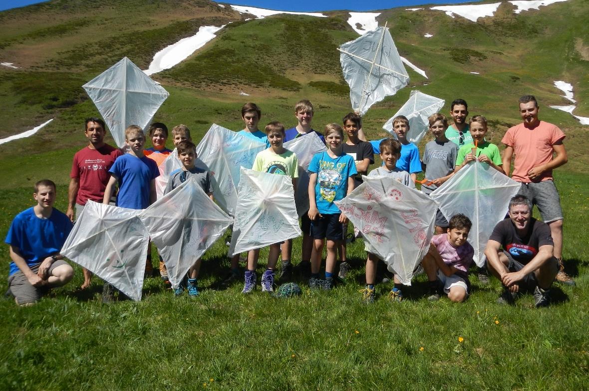 Die Jugi-Lenk präsentierte stolz ihre selbst gebastelten Drachen.