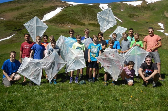 Die Jugi-Lenk präsentierte stolz ihre selbst gebastelten Drachen.