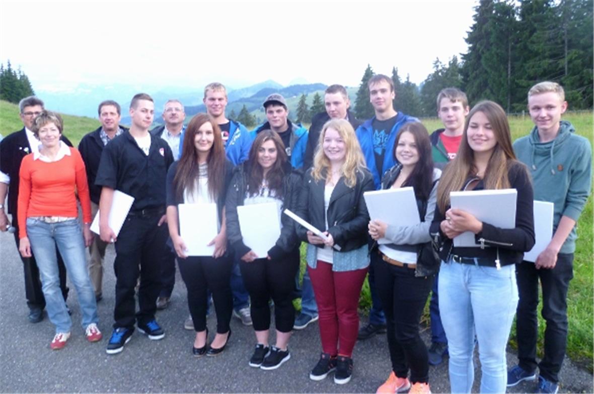 Die Jungbürger-Schar mit Gemeindebehörden (links/hinten.)