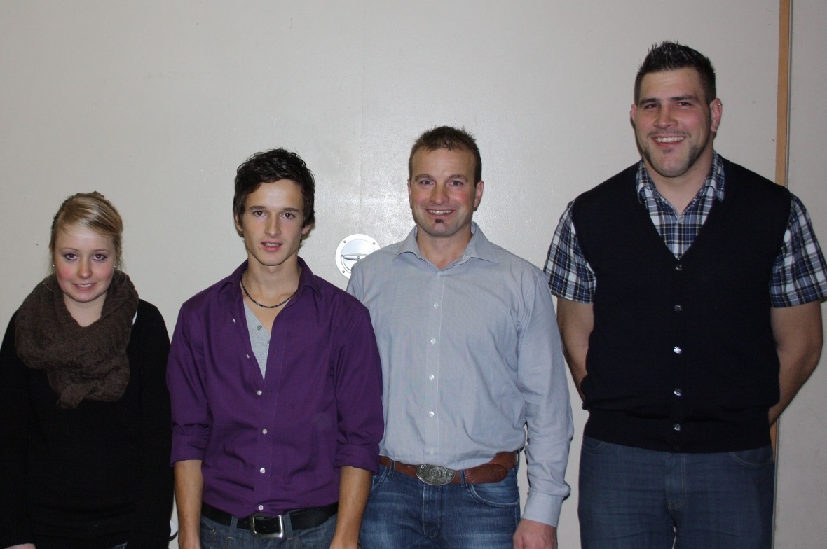 Die Jungbürger Stefanie Stocker und Thomas Heimberg mit Gemeindepräsident Andy Gafner dem für seine ausserordentlichen sportlichen Leistungen als Schwinger geehrten Reto Maurer.