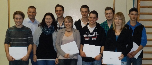 Die Jungbürger mit dem Gemeindepräsidenten (2. v.l.) bei der Ehrung.