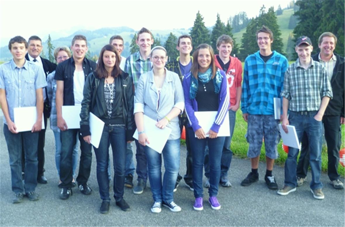 Die Jungbürger von Boltigen mit den Gemeindebehörden