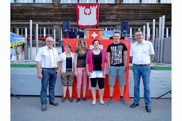 Die Jungbürgerinnen und Jungbürger: Fabienne Schäfer, Varinia Knutti, Angela Knutti, Michael Wüthrich, flankiert von Nationalrat Albert Rösti (ganz rechts) und Gemeindepräsident Hans Ueltschi.