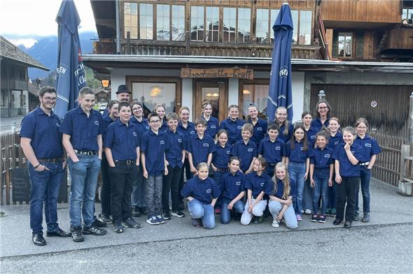 Die Jungjodler Wyssi Burg strahlten vor ihrem ersten Auftritt mit den neuen Edelweiss-Hemden in der Lochmatte in Därstetten um die Wette.