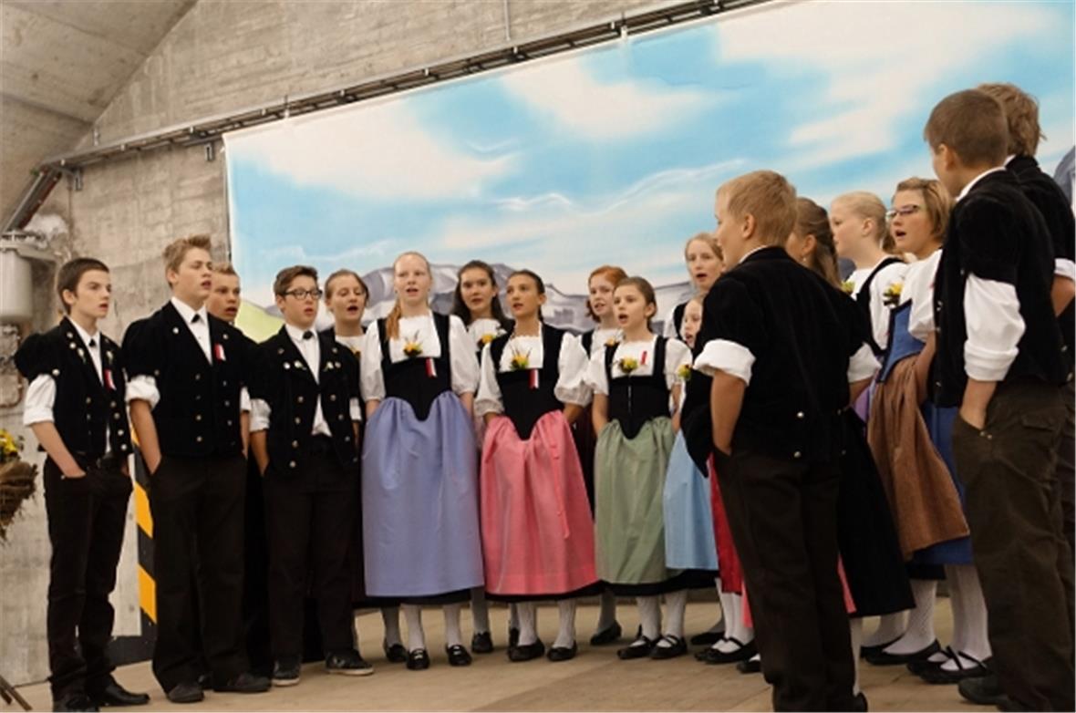 Die Jungjodlergruppe Lenk-Matten-St. Stephan beim Morgenkonzert.