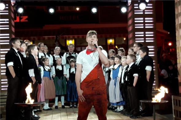 Die Jungjodlergruppe Lenk-Matten-St. Stephan zusammen mit Simu beim Auftritt in Adelboden.