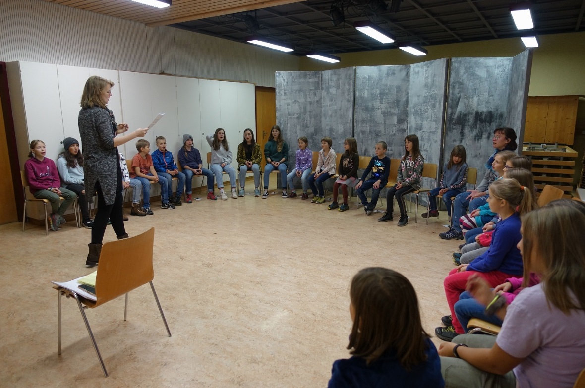 Die Jungjodlergruppe Obersimmental mit Dirigentin Barbara Moor.