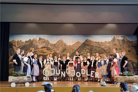 Die Jungjodlergruppe Obersimmental unter der Leitung von Barbara Moor begeisterte das Publikum in St. Stephan.